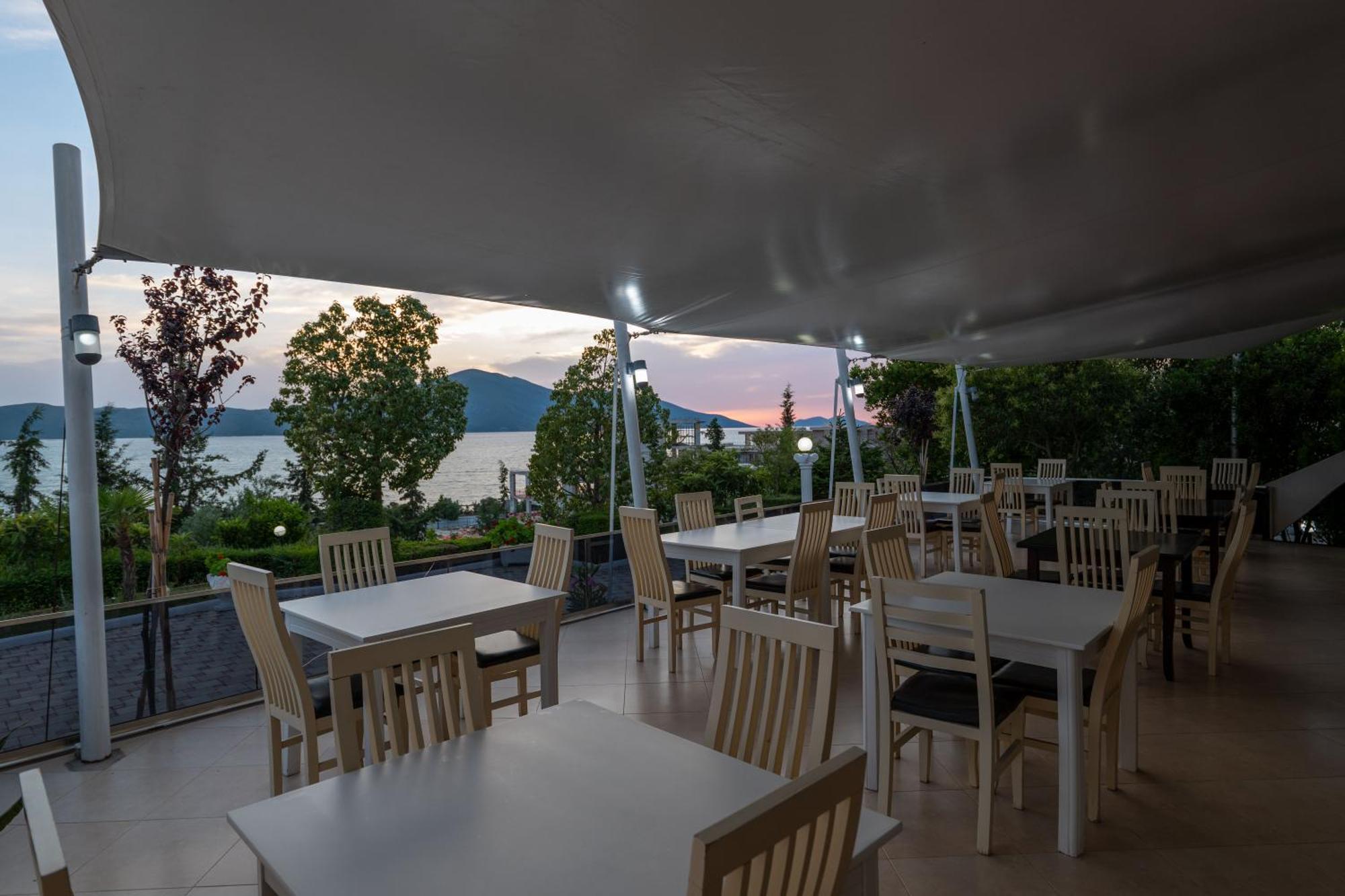 Hotel Edva Radhimë Buitenkant foto