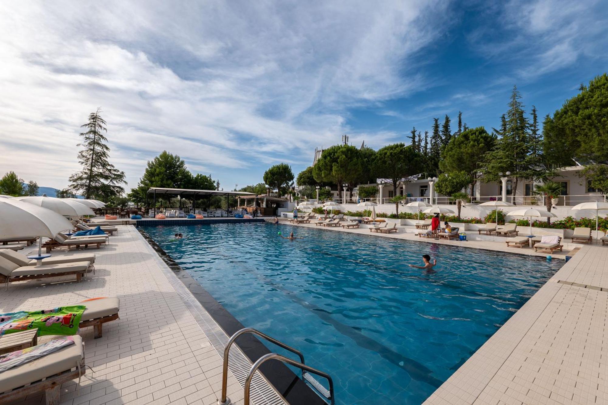 Hotel Edva Radhimë Buitenkant foto