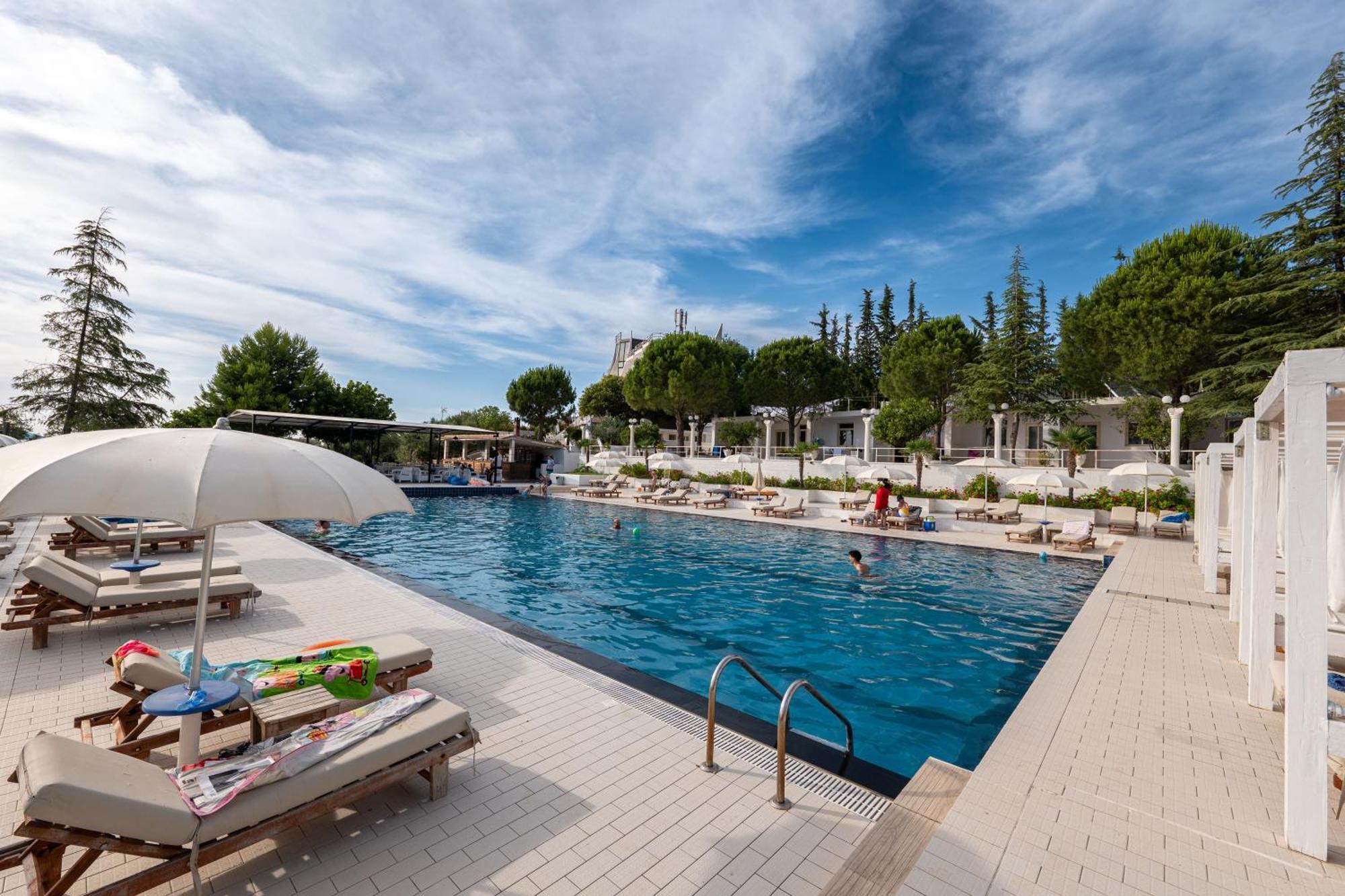 Hotel Edva Radhimë Buitenkant foto