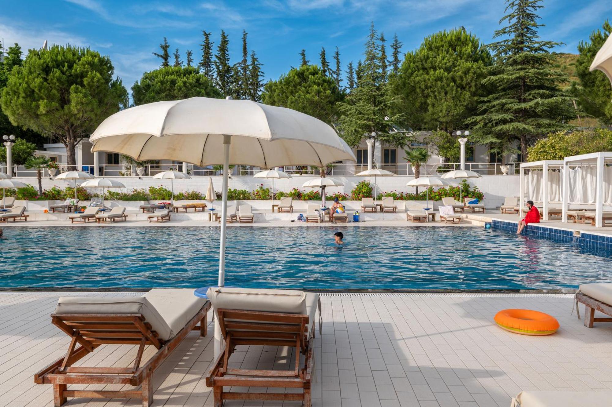 Hotel Edva Radhimë Buitenkant foto
